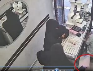 Kuyumcunun dikkatini dağıtıp 2.5 kilo altını çaldılar!
