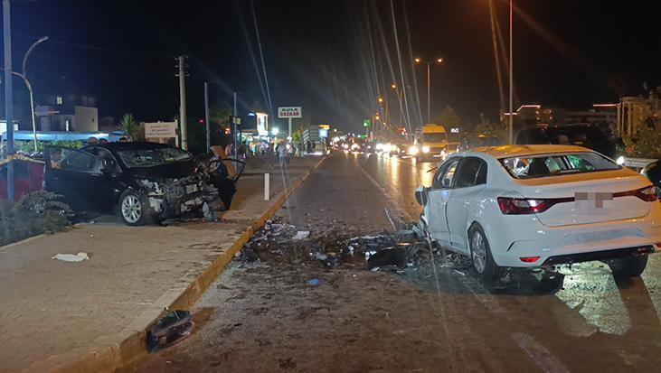 Manavgat’ta feci kaza! Otomobil yayaya çarptı, ortalık savaş alanına döndü