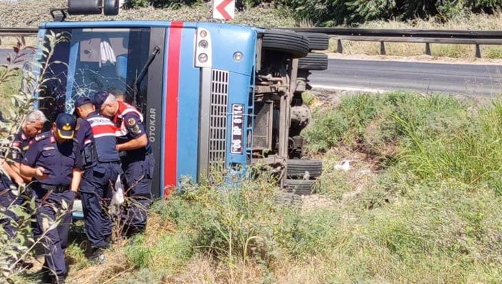 Mersin'de mahkumları taşıyan araç devrildi! 12 yaralı