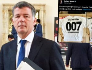 MI6 Başkanı Richard Moore’a 007’li Beşiktaş forması