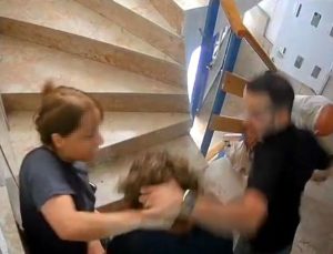 O anlar kamerada… Kedi besleme kavgasında kadın komşusunun burnunu kırdı!
