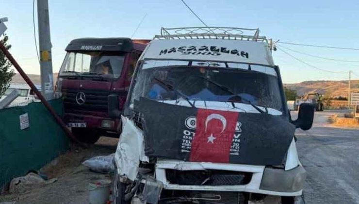 Tarım işçilerini taşıyan minibüsle kamyon çarpıştı! Çok sayıda yaralı var