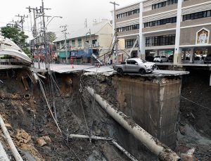 Tayland’da şehrin ortasında yol çöktü: Hastane ve polis merkezi tahliye edildi