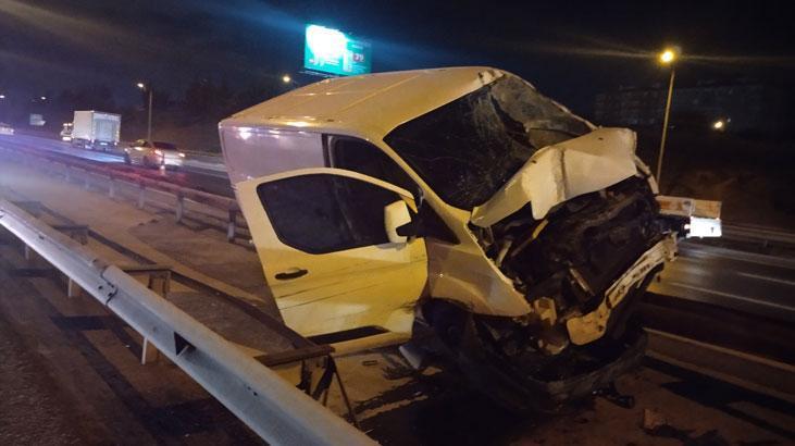 TEM Otoyolu'nda korkunç kaza: Panelvan bariyere girdi, 1 yaralı