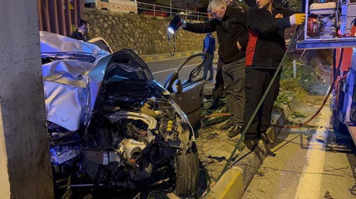 Üst geçit ayağına çarpan otomobil hurdaya döndü: 2 ölü