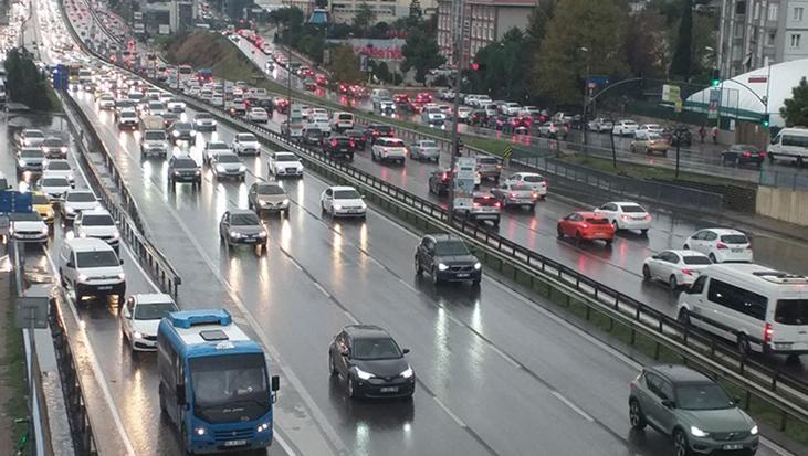 Yağmur İstanbul trafiğini kilitledi! Yoğunluk yüzde 65’i aştı