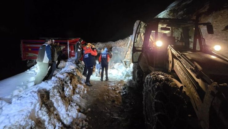 Yaylada 6 aracın üzerine çığ düştü! Mahsur kalan 15 kişi kurtarıldı