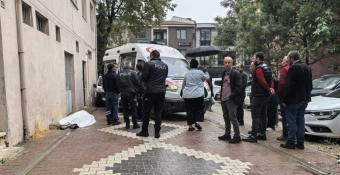 Yol kenarında ölü bulundu