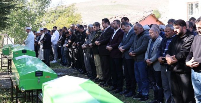 4 tabut yan yana 3’ü kardeş! Gözyaşları sel oldu…