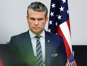ABD Savunma Bakanı ölümden döndü: Uçağı acil iniş yaptı
