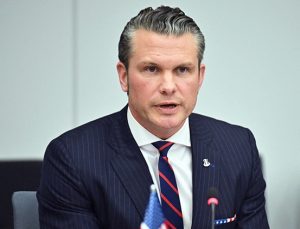 ABD Savunma Bakanı’nın uçağı İngiltere’ye acil iniş yaptı
