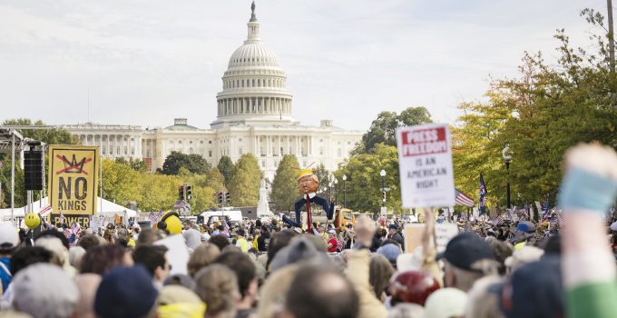 ABD’de ‘Krallara Hayır’ protestosu… Trump karşıtları sokağa döküldü
