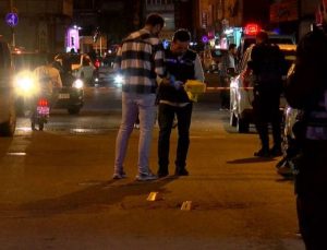 Bağcılar’da otomobile silahlı saldırı: 2 yaralı