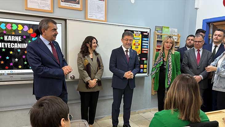 Bakanlardan öğrencilere anlamlı ziyaret! 'Farkındalık oluşturmak istiyoruz'