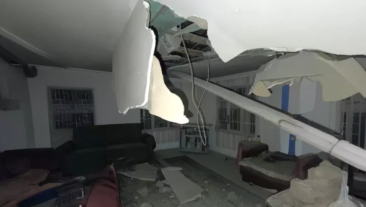 Balıkesir’deki depremde Manisa’da bir evin tavanı çöktü