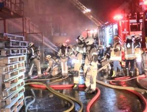 Başakşehir’de plastik malzeme deposu alev alev yandı