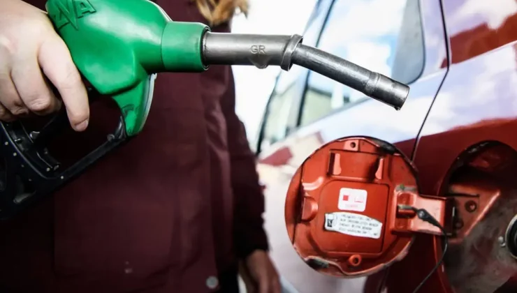 Benzine gece yarısı 1 lira 14 kuruşluk zam