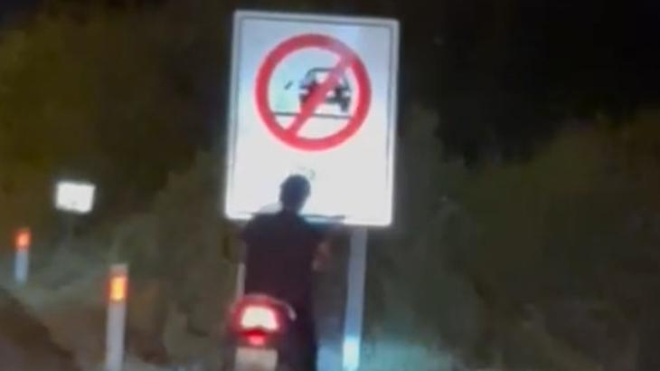 Böyle kaza görülmedi! Motosiklet sürücüsü 'çöp atma' levhasına kafasını çarptı