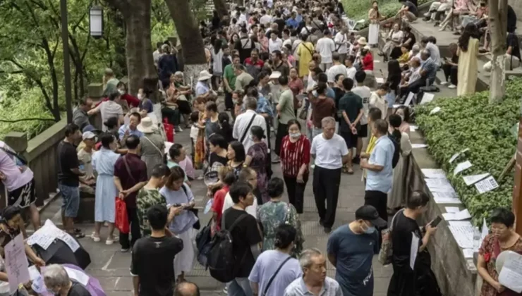 Bu da çöpçatan pazarı! Yüzlerce bekar bu parkta toplanıyor, duvara ilan asıp eş arıyor