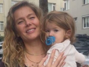 Burcu Biricik kızı ve eşi ile Etiler’de