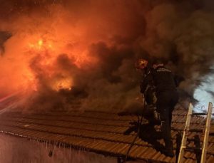 Bursa’da yedek parça satılan iş yerinde yangın çıktı
