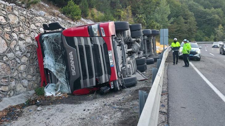 Bursa'da TIR devrildi! 2 kişi ağır yaralı