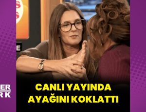 Canlı yayında bu da oldu: Drew Barrymore ayağını koklattı