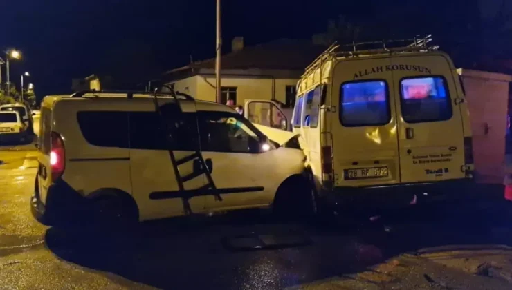 Çorum’da Minibüs ile Hafif Ticari Araç Çarpıştı: 1 Yaralı