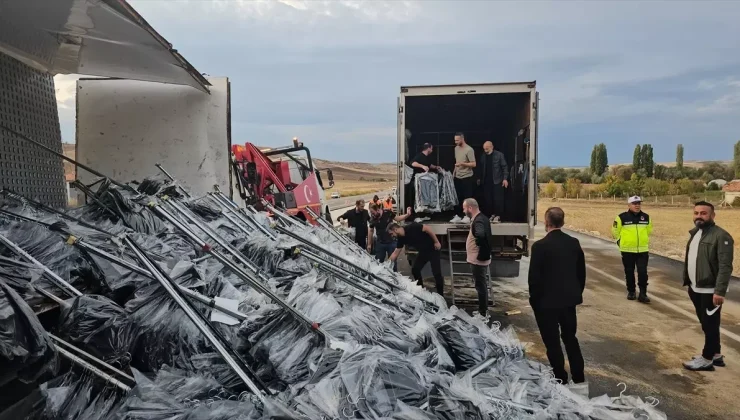 Çorum’da Tekstil Yüklü Kamyon Devrildi
