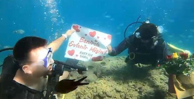 Deniz altında nefes kesen an! Sürpriz evlilik teklifi 'Evet'le taçlandı