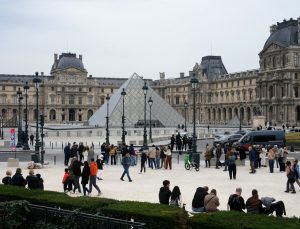 Dünya şokta: Paris’in göbeğinde 7 dakikada Louvre’u soydular! Akıllara durgunluk verecek detaylar ve İçişleri Bakanı’ndan itiraf gibi sözler
