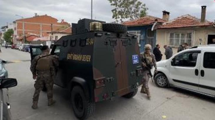 Edirne'de bir evde 15 kaçak göçmen ile 4 FETÖ şüphelisi yakalandı