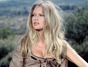 Efsanevi sinema yıldızı Brigitte Bardot hastaneye kaldırıldı