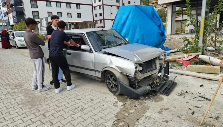 Ehliyetsiz Sürücü, Jandarmadan Kaçarken Park Halindeki Araçla Çarpıştı