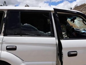 Ekvador Devlet Başkanı Noboa kıl payı kurtuldu: Aracına taşlı silahlı saldırı