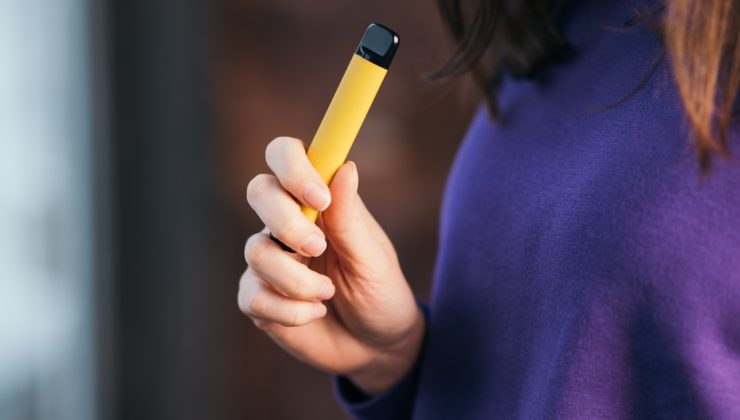 Elektronik sigara, sigara içmeyen gençleri hedef alıyor