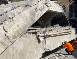 Endonezya’da çöken okul binasında 54 öğrencinin cansız bedenine ulaşıldı