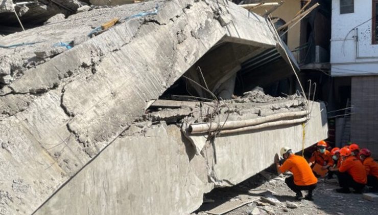 Endonezya’da çöken okul binasında 54 öğrencinin cansız bedenine ulaşıldı