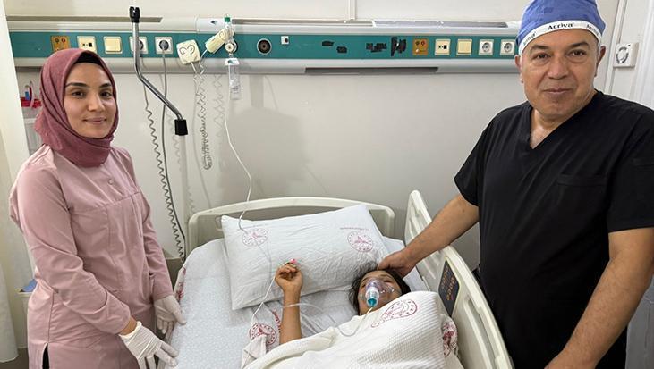 Eşarbını düzeltirken felaket yaşadı! 16 yaşındaki kızın akciğerine toplu iğne kaçtı