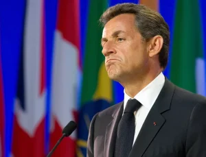 Eski Fransa Cumhurbaşkanı Sarkozy cezaevine giriyor