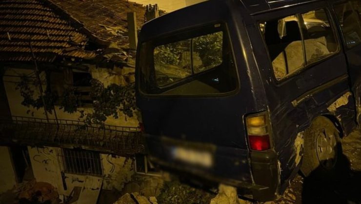Eyüpsultan’da otomobil, park halindeki 8 araca çarptı