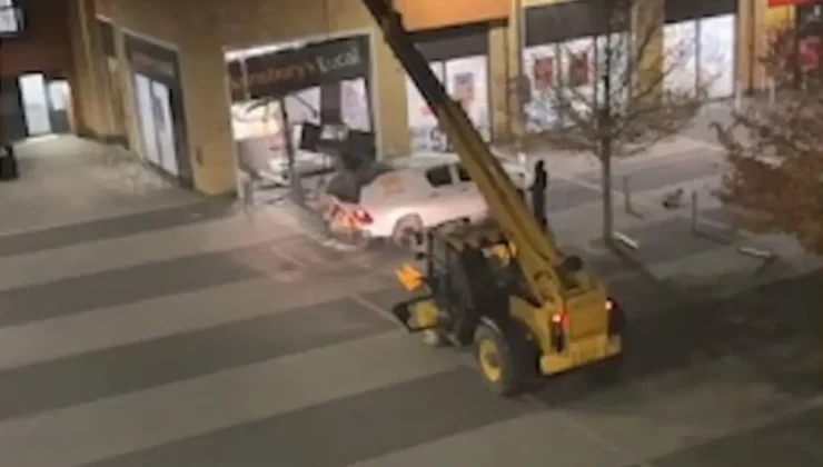 Hırsızlar telehandler kullanarak ATM çaldı!