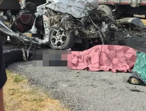 Hurdaya dönen otomobil bir aileye mezar oldu