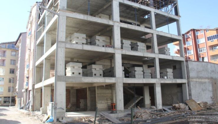 İnşaatın 3’üncü katından düştü