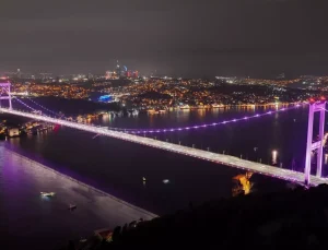 İstanbul’da köprüler pembe renkle aydınlatıldı