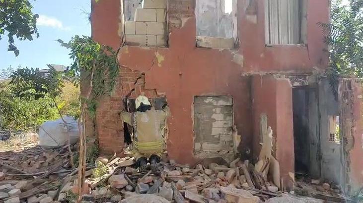İstanbul'da 2 katlı metruk bina çöktü