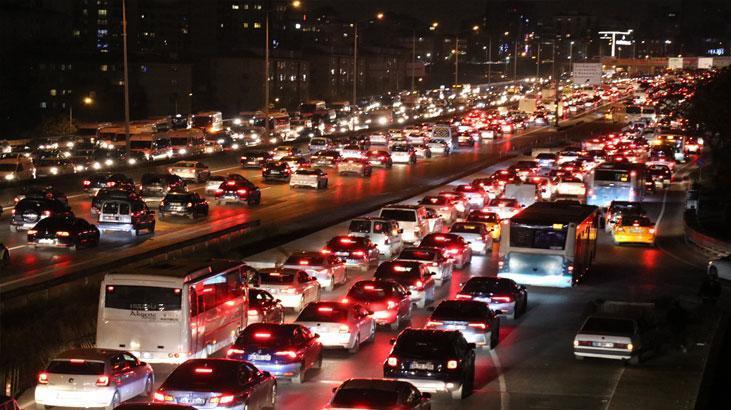 İstanbul'da akşam saatlerinde yoğun trafik yaşanıyor