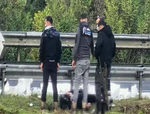 İzmir’de feci kaza: Lastiği patlayan minibüse çarpan otomobilde 1 ölü, 4 yaralı