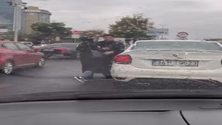 Kadıköy'de trafikte 'yolcu indirme' tartışması!