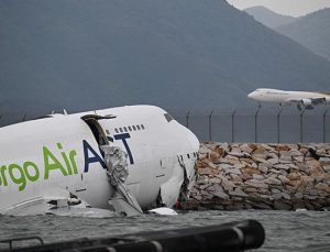 Kargo uçağı denize sürüklendi: 2 can kaybı